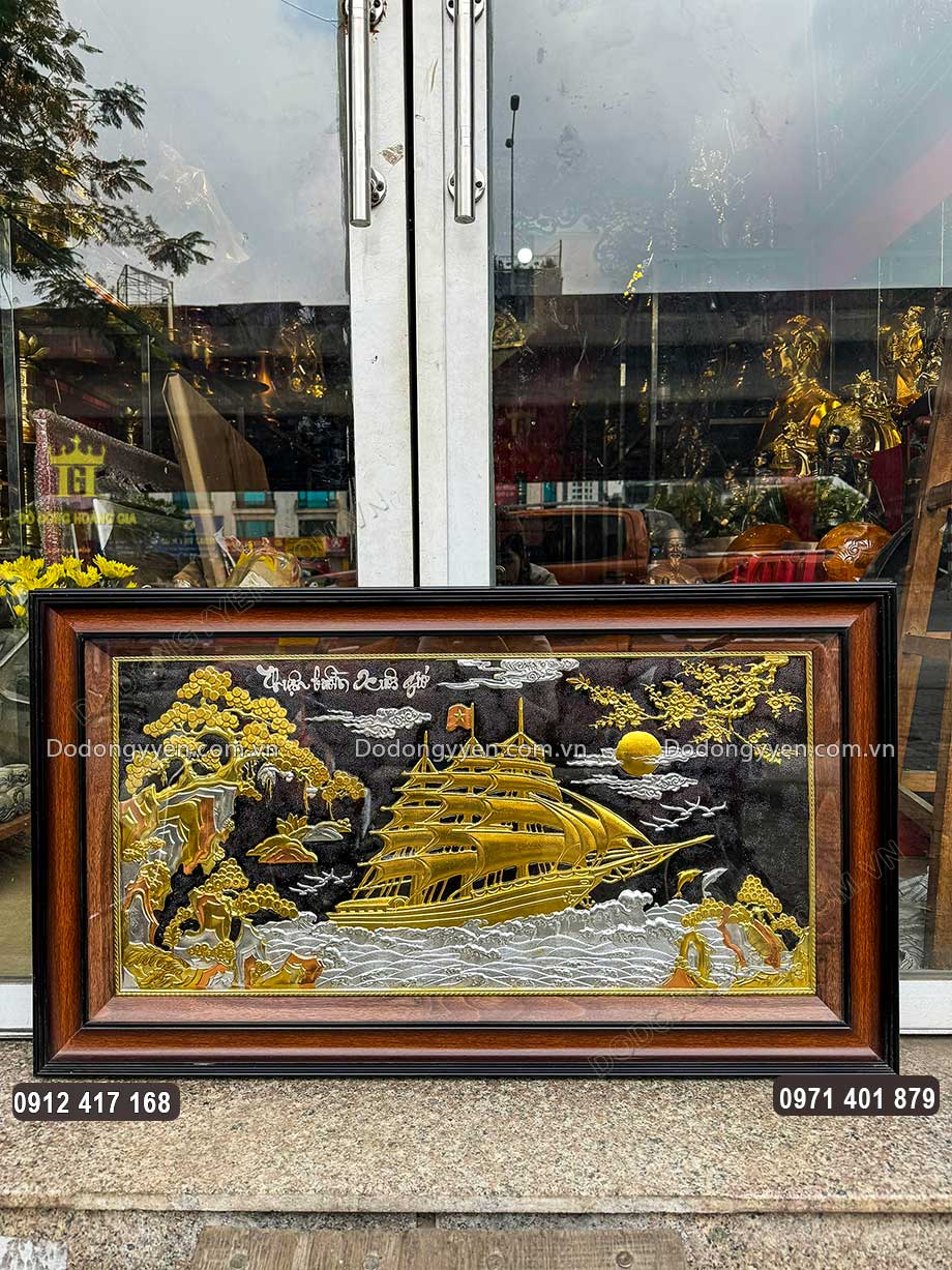 Tr&ecirc;n n&ecirc;n được treo tr&ecirc;n cao, tại kh&ocirc;ng gian ph&ograve;ng kh&aacute;ch hay ph&ograve;ng l&agrave;m việc